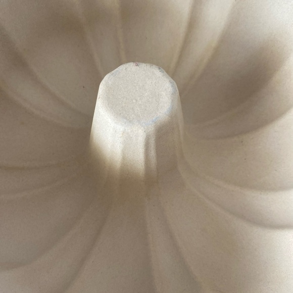 The pampered Chef stoneware 10 inch fluted Bundt cake pan 1440 - Picture 4 of 7